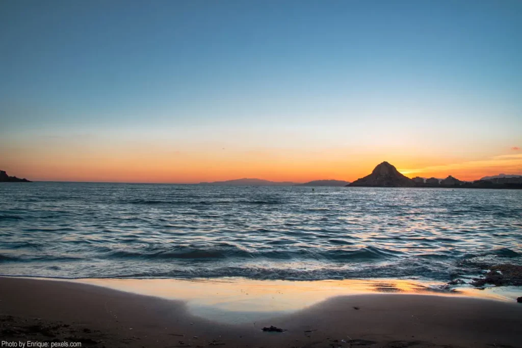 A view of Sunshine with ocean